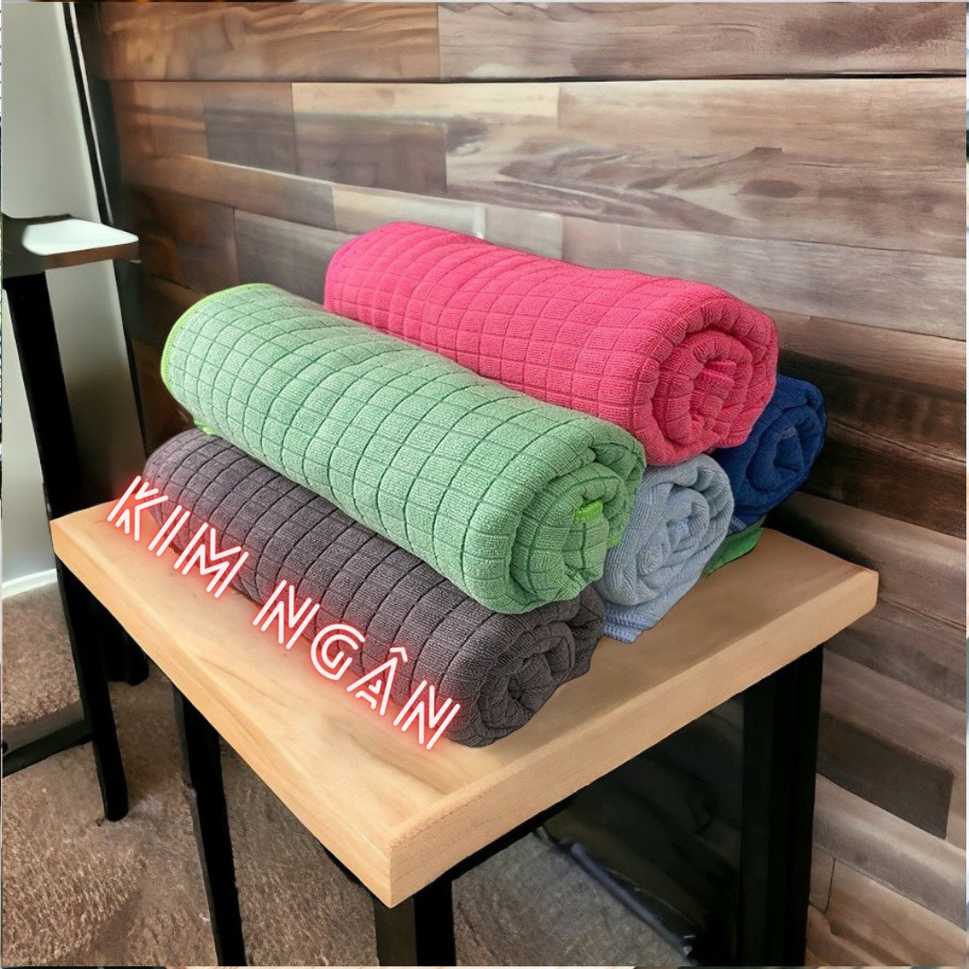 Khăn lau xe, lau kính, lau bếp,... thấm hút nước, không đổ sợi, không ra màu, không gây trầy xước bề mặt được lau, có móc treo